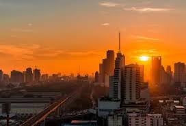 Peisaj frumos pe timp de noapte al unui faimos reper al orașului și una dintre cele mai frumoase clădiri guvernamentale din lume, parlamentul din budapesta, cu lumini decorative, strălucitoare și o arhitectură uimitoare. Top 10 Cele Mai Vizitate Orase Din Lume In 2018