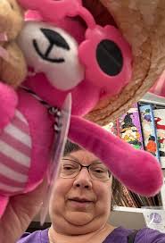 the window is stuffed with stuffed animals. すし詰め