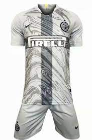 En la temporada de 1950/51, el milan conquistó por cuarta vez la serie a italiana, con apenas un punto de ventaja sobre el inter de milán, consiguiendo un total de 108 goles en el proceso. Uniforme De Portero Del Inter Tienda Online De Zapatos Ropa Y Complementos De Marca