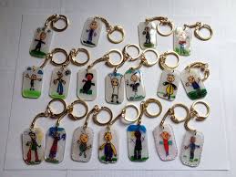 Porte Cles Fabriques Avec Du Plastique Fou Pour La Fete Des Peres Creations Des Eleves De La Maternelle De Fete Des Peres Cadeau Fete Des Peres Fete Des Meres