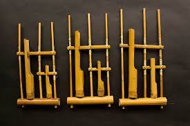 Di samping sebagai alat musik, angklung juga mewakili sebuah seni pertunjukan. 10 Alat Musik Melodis Yang Perlu Kamu Ketahui Bukareview