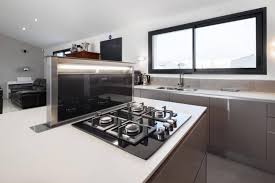 La cuisine avec ilot est l'une des dispositions de cuisines aménagées préférée des français. Realisation Cuisine Avec Ilot Central A Proximite De La Rochelle 17