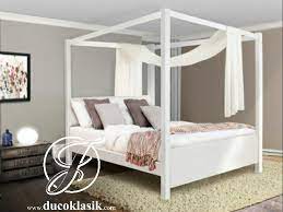 Walaupun terpasang pada bagian tempat tidur namun sekarang dengan terus berkembangnya zaman model dan bentuk kelambu tidur semakin bervariatif jadi tidak hanya anda terbebas dari gigitan serangga saja akan tetapi juga membuat tampilan kamar tidur anda menjadi semakin cantik dan juga modern. Jual Tempat Tidur Tiang Kelambu Minimalis Modern Furniture Duco Klasik