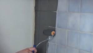 Peindre un carrelage mural est une solution rapide, facile, et peu coûteuse pour changer le look de votre cuisine ou de votre salle de bains en un weekend ! Conseil De Pros Peindre Du Carrelage Decor Discount