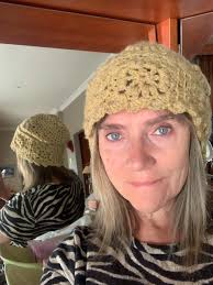 Is there a pattern out there for this granny cluster beanie 💕