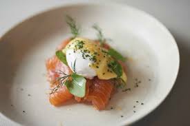 Egg Benedict Mit Gebeiztem Lachs Nach Christoph Ruffer Effilee Rezept Gebeizter Lachs Lebensmittel Essen Lachs