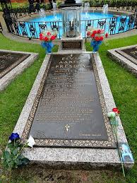The graves of elvis presley, his mother gladys presley, his father vernon presley and his grandmother minnie mae presley, graceland, memphis tennessee. Zeitsprung Am 2 10 1977 Muss Elvis Leichnam Verlegt Werden