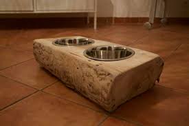 Je Realise Sur Commande Des Supports De Gamelles Pour Chiens Ou Chats En Bois Massif Je Les Taille Moi Meme Dans Des Gr Dog Bowl Holder Dog Bowls Cat Bowls
