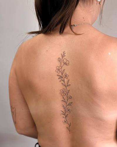 Minimalistic floral vine design, such as pretty spine tattoo idea 🥰 thank you for your trust, it was lovely having you in 💕 If you would like to book your next tattoo