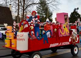 A pause for the Claus: Santa once again steals the show in Rogersville  Christmas Parade