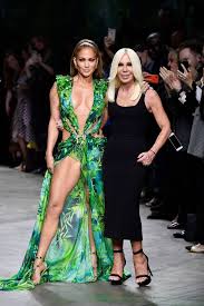 After stepping out in that iconic green versace dress at the grammys in 2000 everyone was searching for 'jlo green dress'. Jennifer Lopez And Her Iconic Green Dress Is All The Internet Can Talk About Right Now