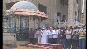 يا ليل طول شوية ع القمصة الحلوة ديا بتلك الكلمات ظهر الفنان الراحل سمير غانم في مقطع فيديو وهو يغني في حفل زفاف صبا حفيدة شقيقته، الذي أقيم قبل 3 سنوات من رحيله. X Pj5kp Vlbaum