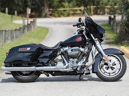 A First Ride On Harley S Stripped Down Tourer The 2019 Electra Glide Standard Cycle World Electra Glide Standard Electra Glide Street Glide Bagger