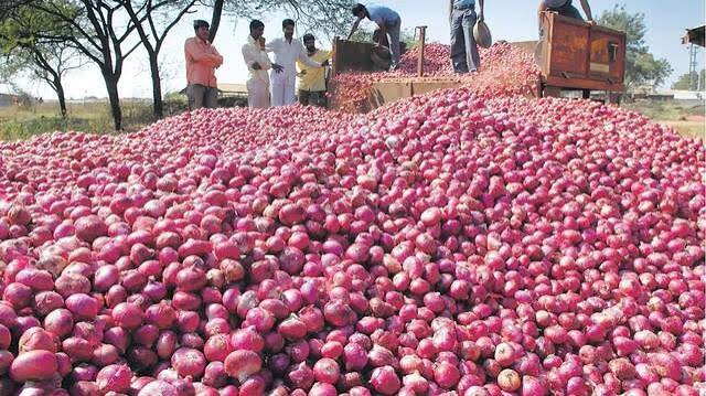 शेतकऱ्यांनी पुणे-नाशिक महामार्ग रोखला कांद्याला भाव नसल्याने  कांदा उत्पादक आक्रमक  