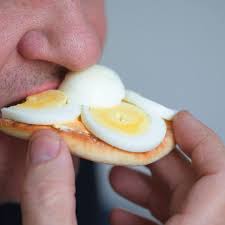 Dikutip dari livestrong, kalori telur rebus dan goreng ternyata tidak jauh beda. Penderita Kolesterol Tinggi Makan Telur Apa Boleh
