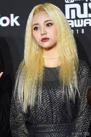 Jinsoul Pics On Twitter In 2021 Hair Evolution Cool Blonde Hair Pretty People