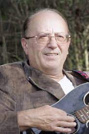 Podle webu super.cz se nejen ukázal po dlouhé době ve společnosti, ale také se postavil za mikrofon. Petr Janda Movies Age Biography