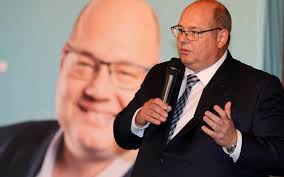 Langenfeld Der Kämmerer stellt Haushaltsentwürfe für die Jahre 2025 und  2026 vor.