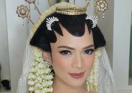 Pas untuk dikenakan di hari spesialmu, tanpa perlu khawatir untuk membuka hijabmu. 8 Riasan Pengantin Adat Jawa Yang Sarat Doa Dan Makna
