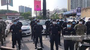.dipercayai mengamuk, menampar anggota polis trafik dan menendang orang awam di balai polis trafik kota damansara, 1.20 tengah hari, hari ini. Malaysia Gazette On Twitter Timbalan Ketua Polis Selangor Datuk Arjunaidi Mohamed Diiringi Ketua Polis Daerah Pj Nik Ezanee Mohd Faisal Di Majlis Pelancaran Sistem Rondaan Aberdeen Kereta Peronda Polis Mpv Di Balai