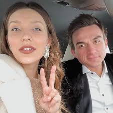 В оформлении использовали только живые цветы. Regina Todorenko Zayavila O Skoroj Svadbe S Vladom Topalovym Vokrug Tv