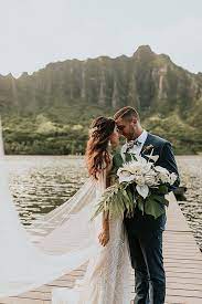 Mikey And Jen S Super Stylish Breathtaking Hawaii Wedding By Lauren Dixon Photography Boho Wedding Blog Wedding Venues Hawaii Hawaii Beach Wedding Hawaii Wedding