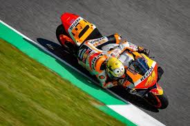 Il pilota honda ha deciso di scendere in pista al sachsenring con un casco retrò, disegnato ad hoc per l'occasione. Motogp Rossi Recurre A La Vaca Para El Casco Especial De Muuugello As Com