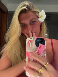 Evelyn Edwards (@theresonlyoneev) • Instagram photos and videos