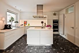 Es muss nicht immer weiß sein: Moderne Helle Kuche Mit Kochinsel Tischlerei Schopker