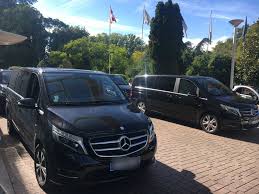 Limousine Vtc Chauffeur Prive A Annecy Le Vieux Une Voiture Avec C