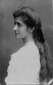 Long Haired Edwardian Girl Circa 1913 From Victorian Days Until The Great War The Length Of A Wo Vintage Photos Women Edwardian Hairstyles Vintage Portraits