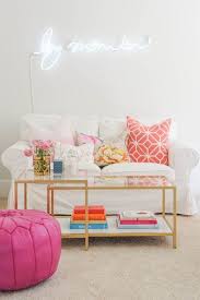 Ambiance Girly Dans Ce Salon Le Pouf Rose Apporte Du Pep Au Look Immacule Du Canape Ikea Living Room Pink Room Home Decor