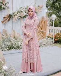 Rekomendasi kebaya modern untuk wanita berhijab yang anggun (foto: 9 Ide Kebaya Dress Hijab Berwarna Kalem Buatmu Yang Pengen Tampil Feminin Perfect