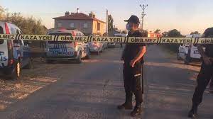 Silahlı saldırı sonucu öldürülenlerin yakınları olay yerinde sinir krizi geçirirken polis ekipleri geniş çaplı araştırmasını sürdürüyor. Idybjnuywxavnm