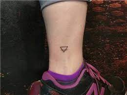 Üçgen şekli, basit ve sade görünür ancak arkasında derin ve bolca anlam barındırır. Dovme Calismalarimiz Tamer Guleryuz Marka Tattoo Piercing
