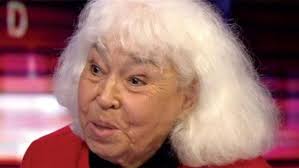 تُمسِكُ الدكتورة «نوال السعداوي» مِشْرطَها لا لِتُجرِيَ به عمليةً جراحيةً لمريضتِها، بل لِتُشرِّحَ مشاعرَ المرأةِ لتَعرفَ كيفَ تُحِب، وكيفَ يُدمَّرُ هذا الحبُّ على صخرةِ المجتمعِ الذكوري. Ijzykqghgwrrum