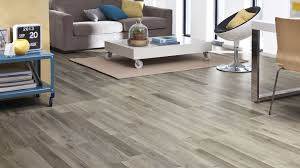 Bu sadece kapı üzerinden karar verilecek bir konu olmamakla birlikte genellikle beyaz üzerine gri ağaç dokulu laminant parke beyazla iyi duracaktır. Evinizi Dekore Ederken Zemini Es Gecmeyin