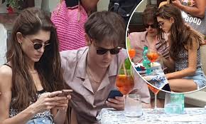 In the spring, the muddy path burned the glow of the evening glow. Stranger Things Star Natalia Dyer Cosies Up To Co Star Boyfriend Charlie Heaton In Italy Daily Mail Online