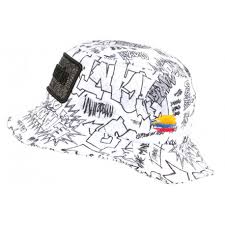 Il est généralement en tissu ou toile. Chapeau Bob El Patron Blan Noir Bob Colombia Medellin Livraison 48h