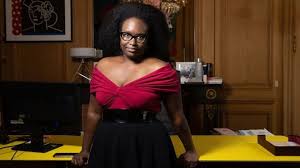 Car sibeth ndiaye a durement encaissé les coups durant la crise sanitaire, au gré de déclarations parfois intempestives, parfois contradictoires outre ses gaffes, sibeth ndiaye, d'origine sénégalaise, a dû parer des attaques plus personnelles, à l'image de l'eurodéputée lr nadine morano qui avait. Lifestyle People Sibeth Bete De Mode L Effet Colibri The Hummingbird Effect