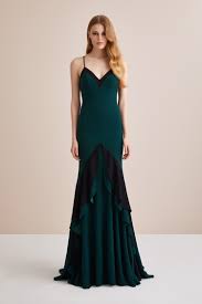 Askili Krep Koyu Yesil Etegi Firfirli Abiye Elbise Dugun Gununde Gelinin En Yakin Arkadasi Nedimeler Sikligini Oleg Cassini The Dress Elbise Elbise Modelleri