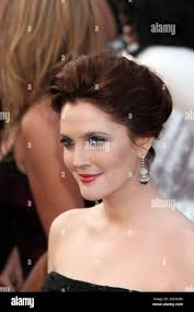 Drew Barrymore arriving at the 77th annual Oscar's. Photo by TsuniDrew  Barrymore 006 = Fashion, full length, People, Drew Barrymore, actress,  Vertical, USA, Celebrities, Looking At Camera, Arts Culture and  Entertainment, Event,