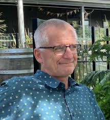 Dans på et poolbord førte David og Trine sammen: Mange flagede på halv ved  brandmandens bisættelse