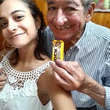 Invitó a su abuelo a almorzar y su conmovedora reacción explotó en las redes