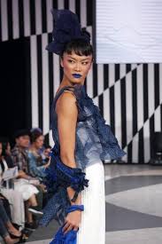 Berkat baju yang didaur ulang, kedua mahasiswi binus university tersebut kini mengantongi omzet rp 60 juta per bulan. Koleksi Daur Ulang Plastik Di Panggung Jakarta Fashion Week 2020 Kumparan Com