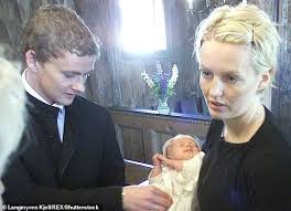 Hun ble født i 1974. The Power Behind The Baby Faced Assassin Ole Gunnar Solskjaer Daily Mail Online
