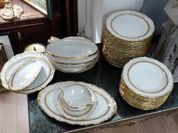 partie de service de table en porcelaine blanche et dore limoges service de table porcelaine blanche vaisselle blanche