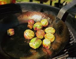 Die knoblauchzehe schälen, vierteln und zusammen mit dem olivenöl und den artischockenhälfte in eine pfanne geben. Baby Artischocken