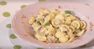 Norcia è leggendaria per i suoi prodotti a base di non c'è niente come un grande piatto di orecchiette funghi e salsiccia. Anna Moroni Cucina Orecchiette Con Funghi E Ricciola Per Le Ricette All Italiana Oggi 22 Ottobre 2019 Ultime Notizie Flash