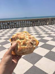 Leggi le recensioni degli utenti, consulta i menu, i prezzi, e prenota un tavolo online. I Tesori Di Livorno Il 5 E 5 Nasce Dalla Farcitura Di Un Pane Detto Francesino O Pan Francese E La Torta Di Ceci A Livorno Detta Semplicemente Torta La Torta